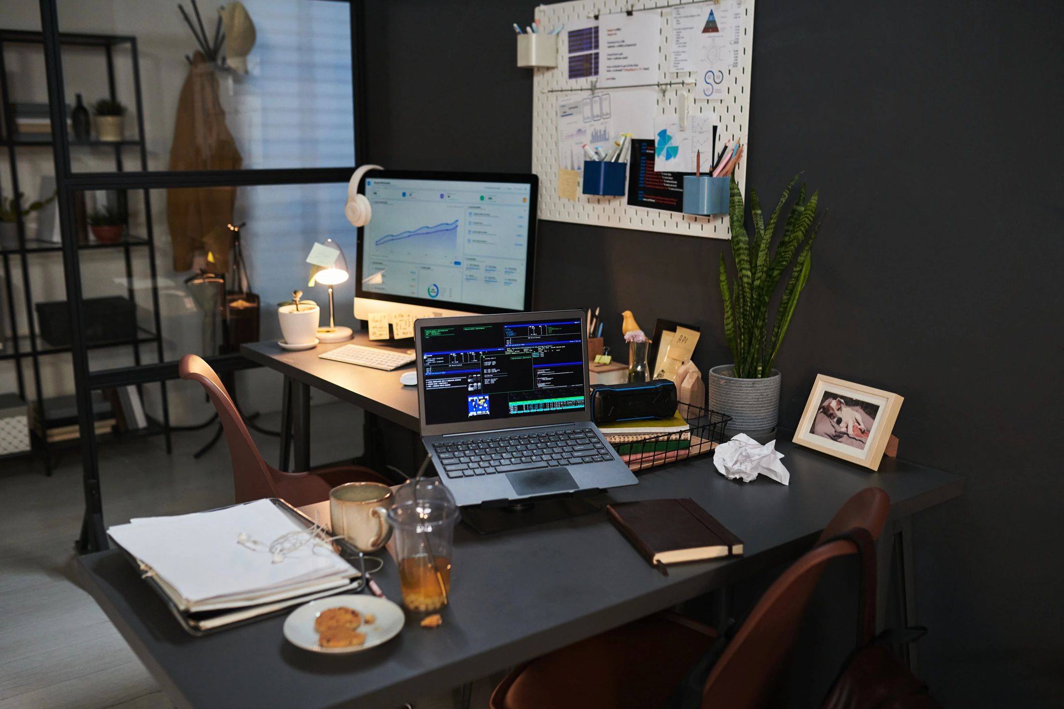Espacio de trabajo creativo con pantalla digital